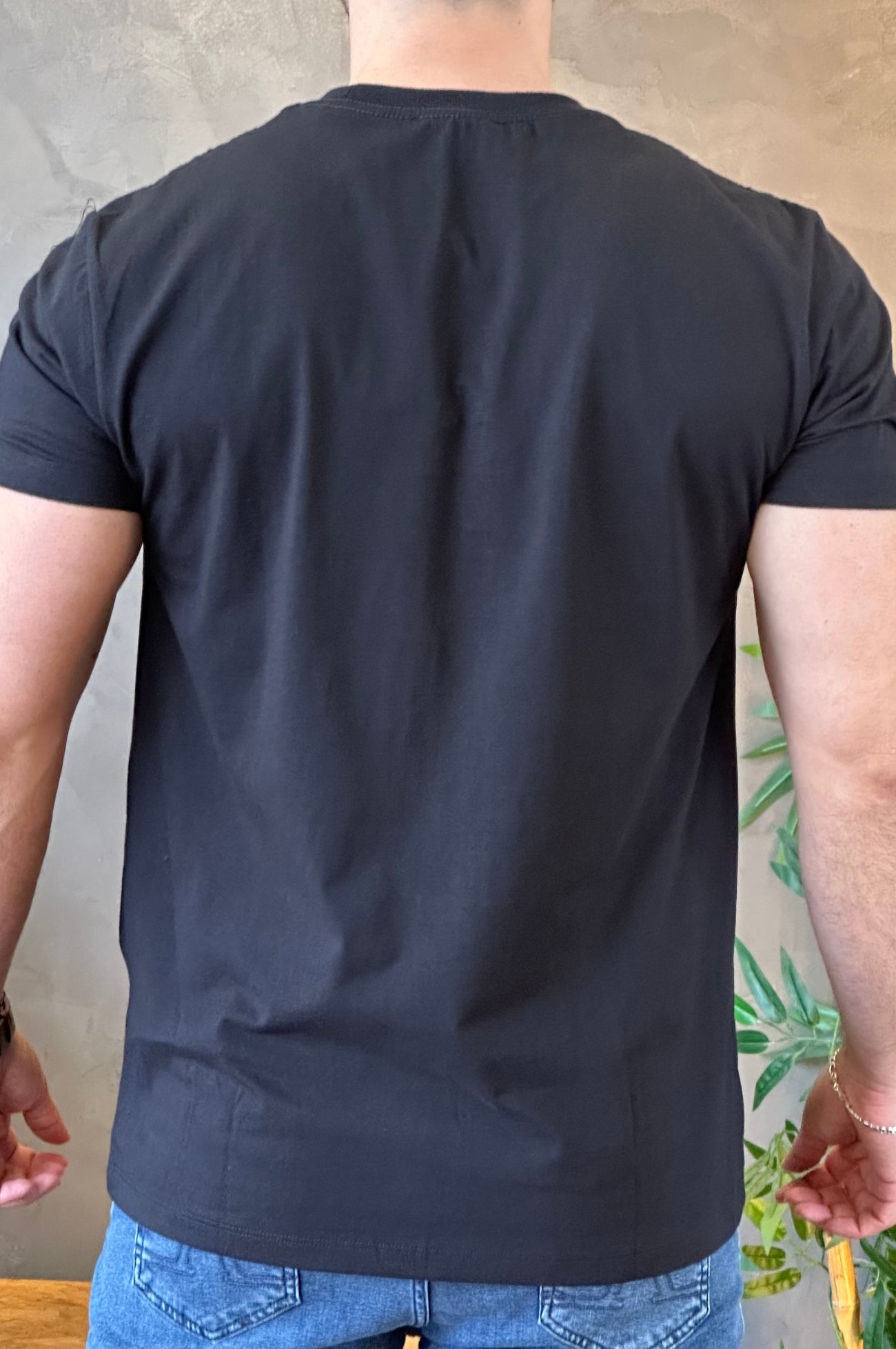 Camiseta Preta com Lobo Amarelo Acostamento