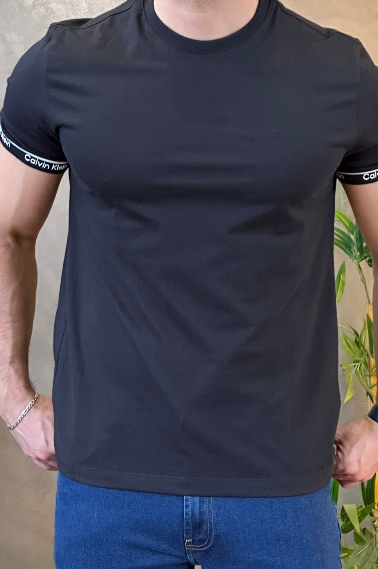Camiseta Calvin Klein com punho