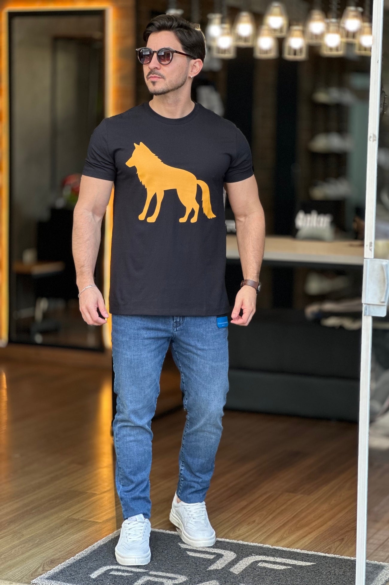 Camiseta Preta com Lobo Amarelo Acostamento