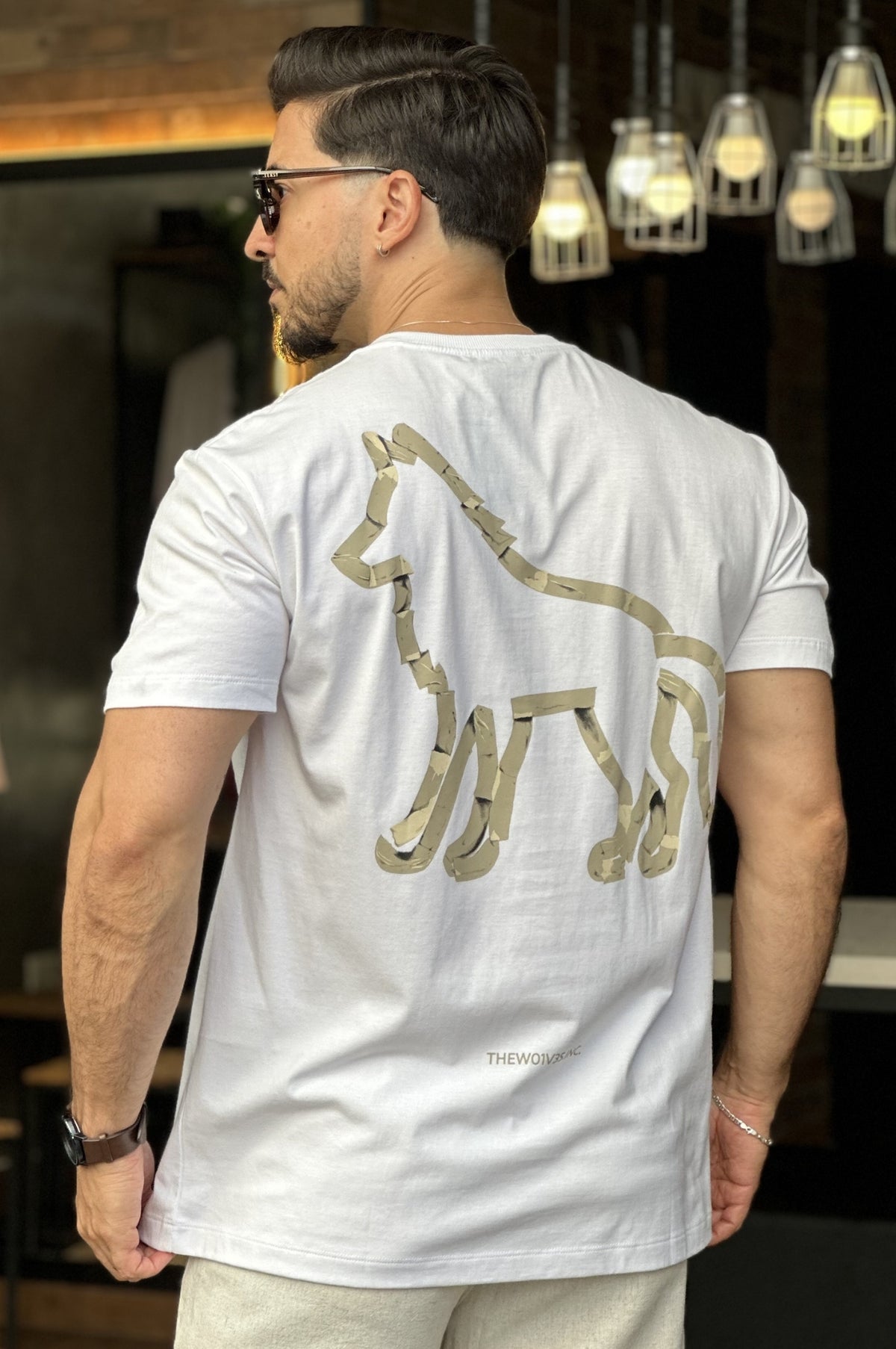 Camiseta Branca com Lobo nas Costas Acostamento