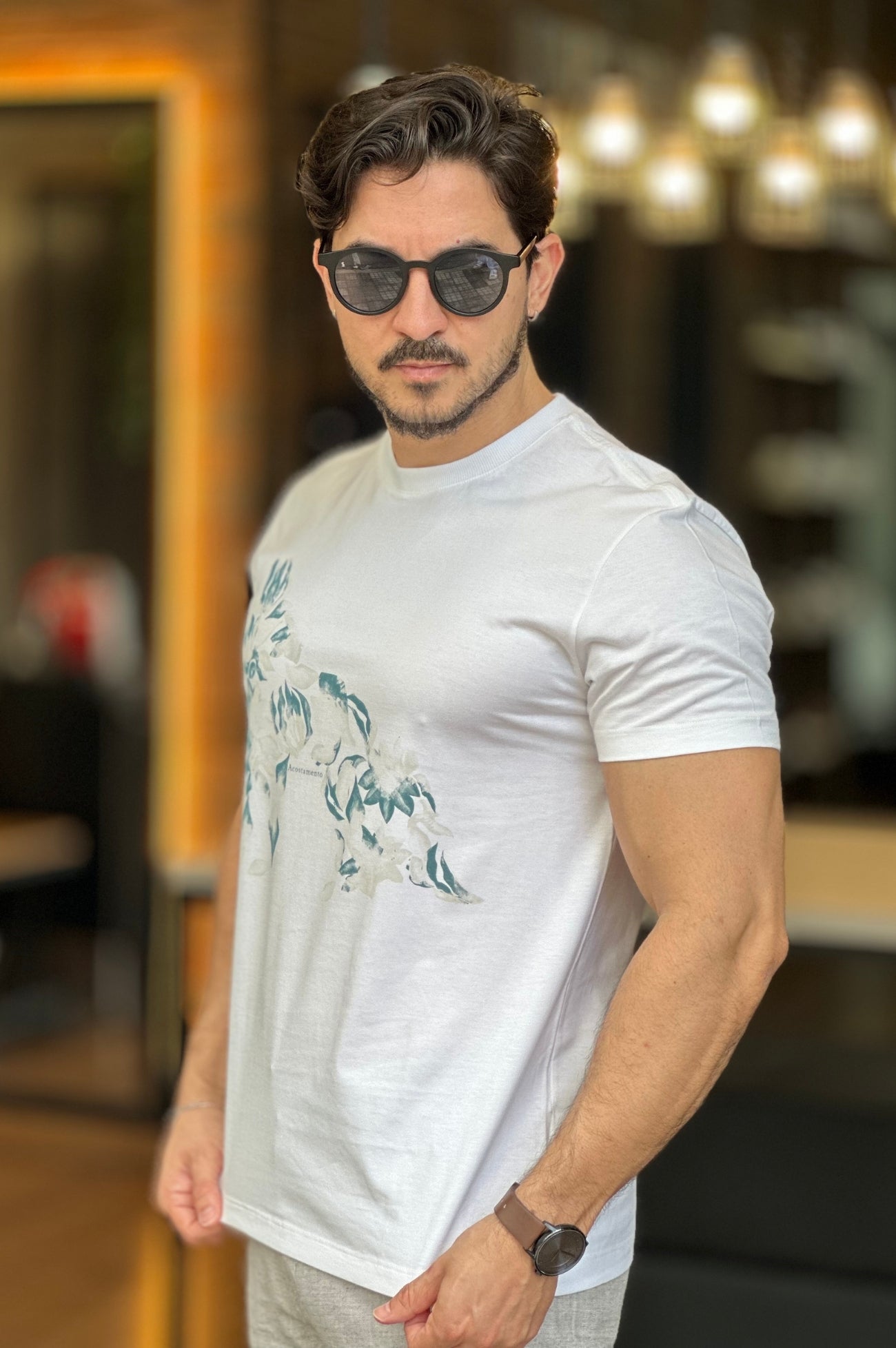 Camiseta Branca com Lobo Acostamento