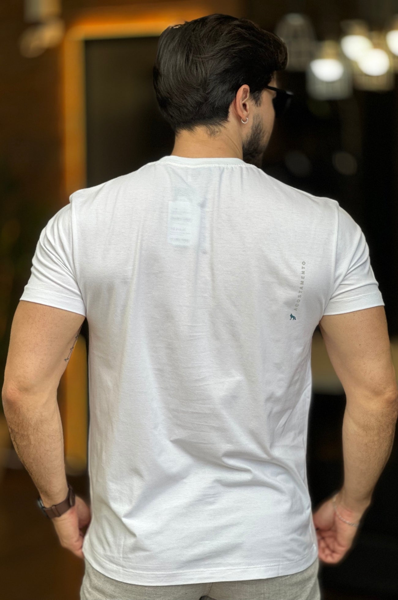 Camiseta Branca com Lobo Acostamento