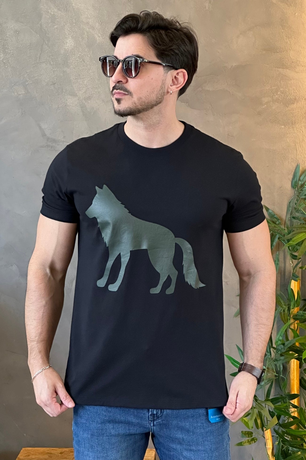 Camiseta Preta com Lobo Verde Acostamento