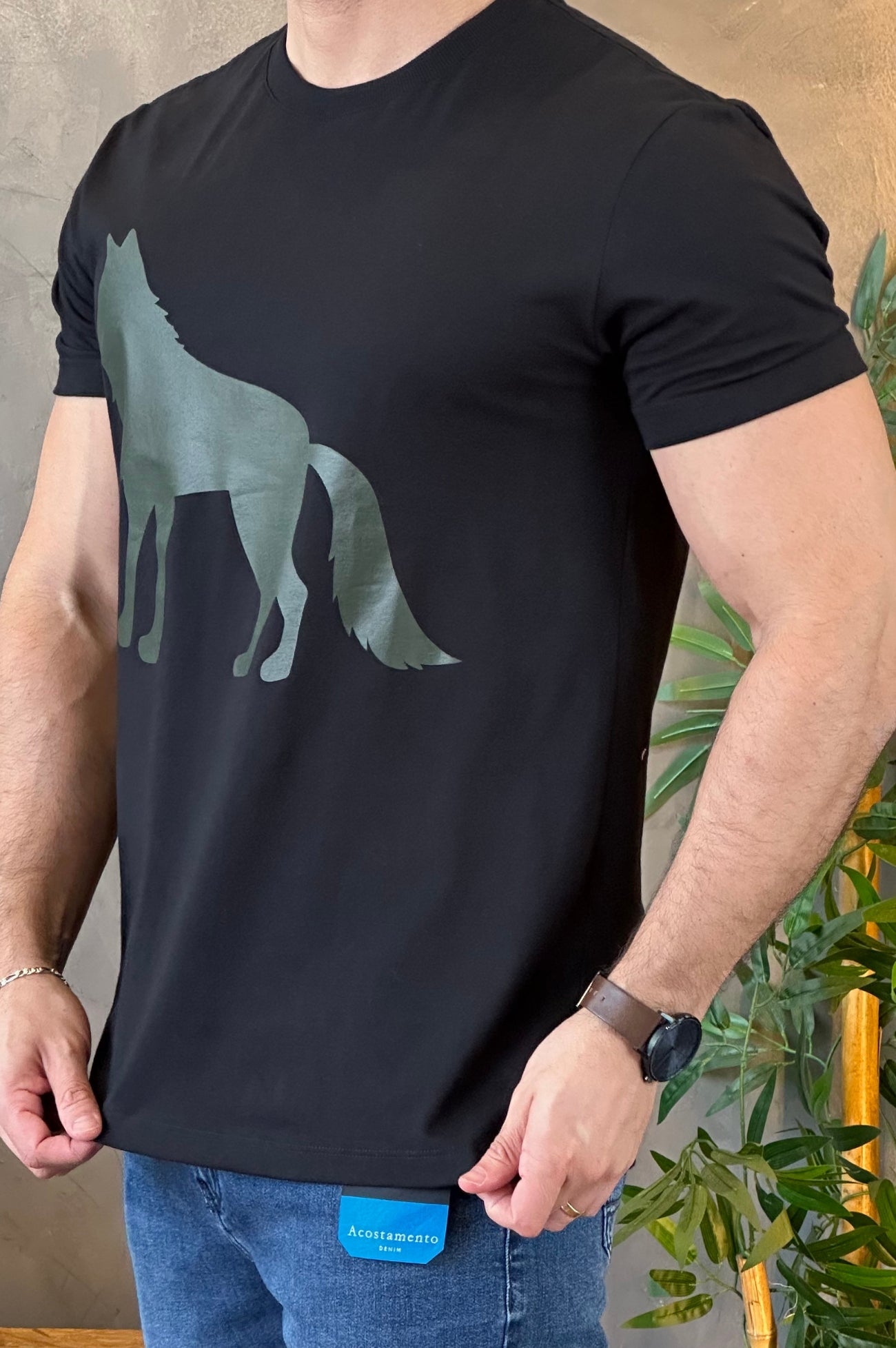 Camiseta Preta com Lobo Verde Acostamento