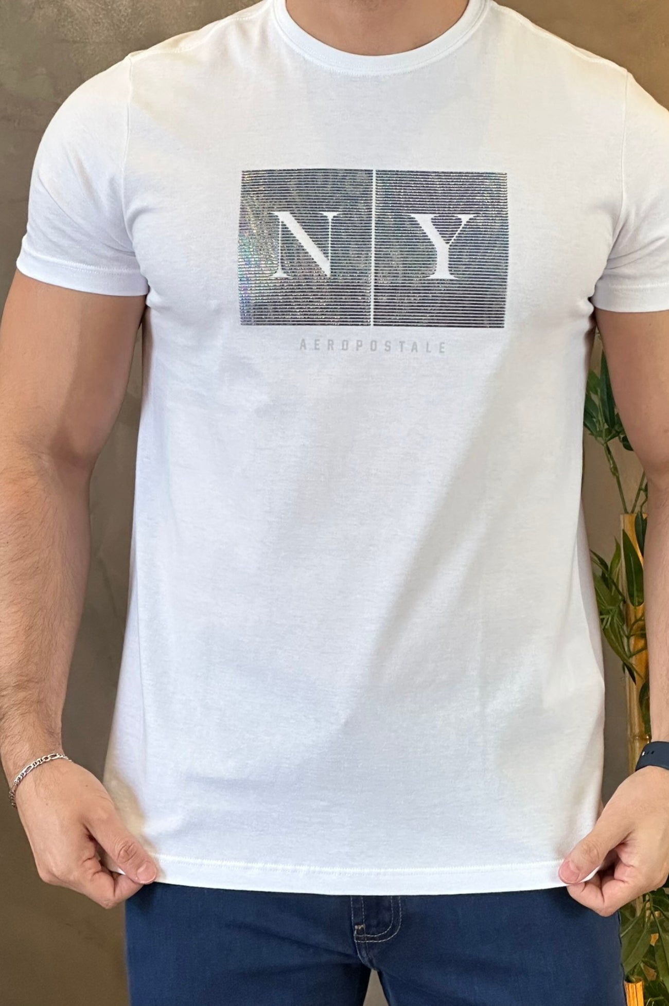 Camiseta Aeropostale com escrito prata