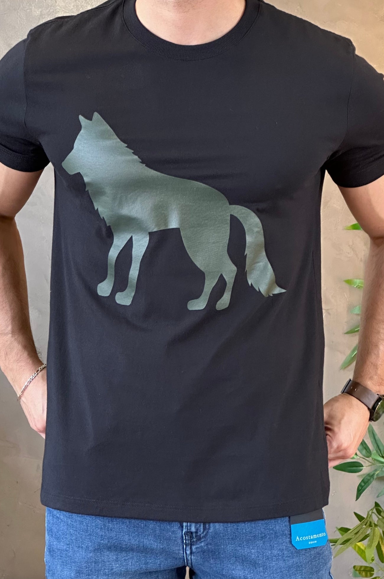 Camiseta Preta com Lobo Verde Acostamento