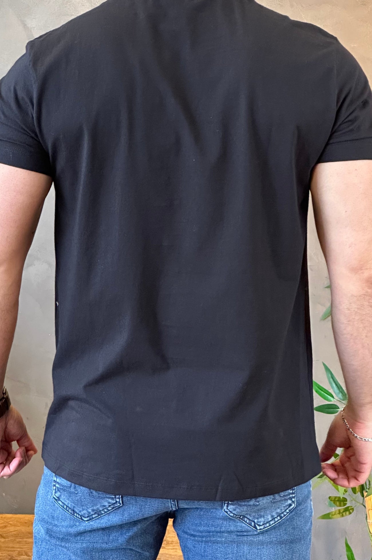 Camiseta Preta com Lobo Verde Acostamento
