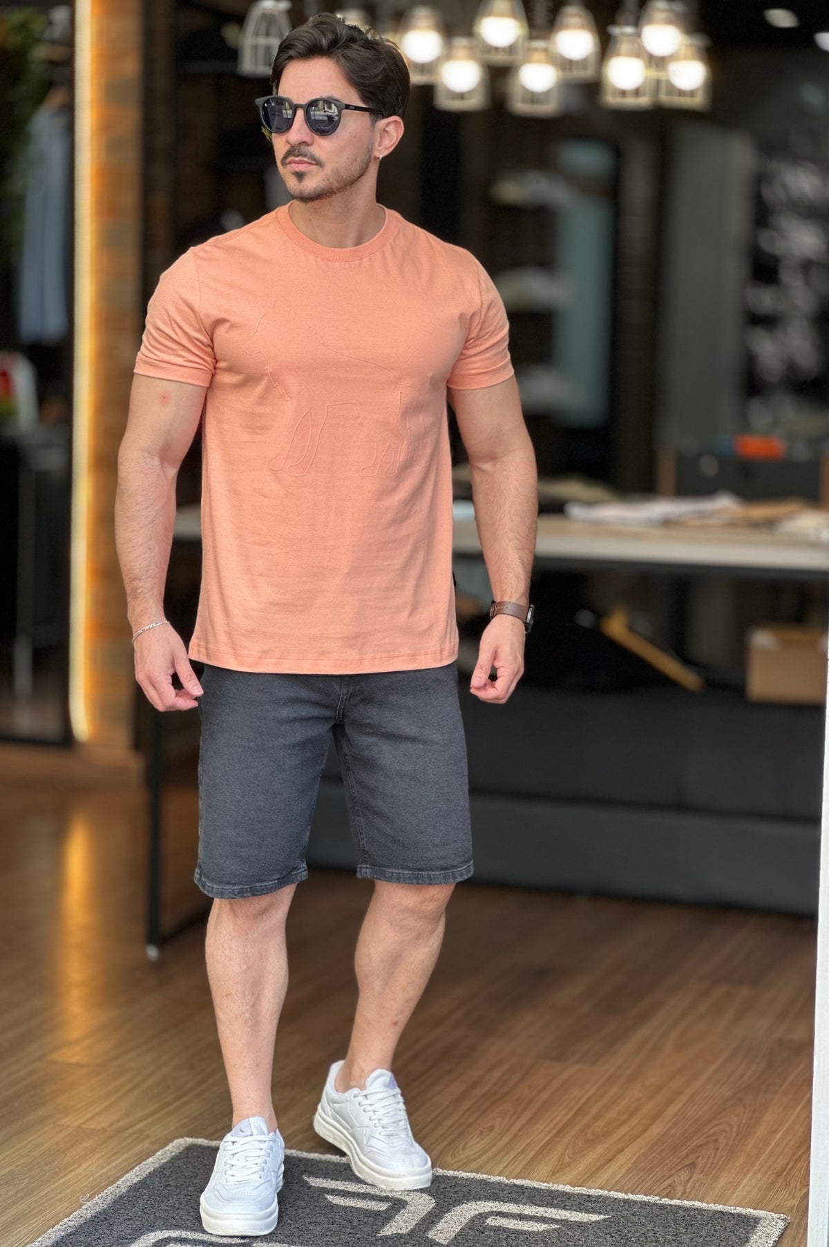 Camiseta laranja com lobo Acostamento