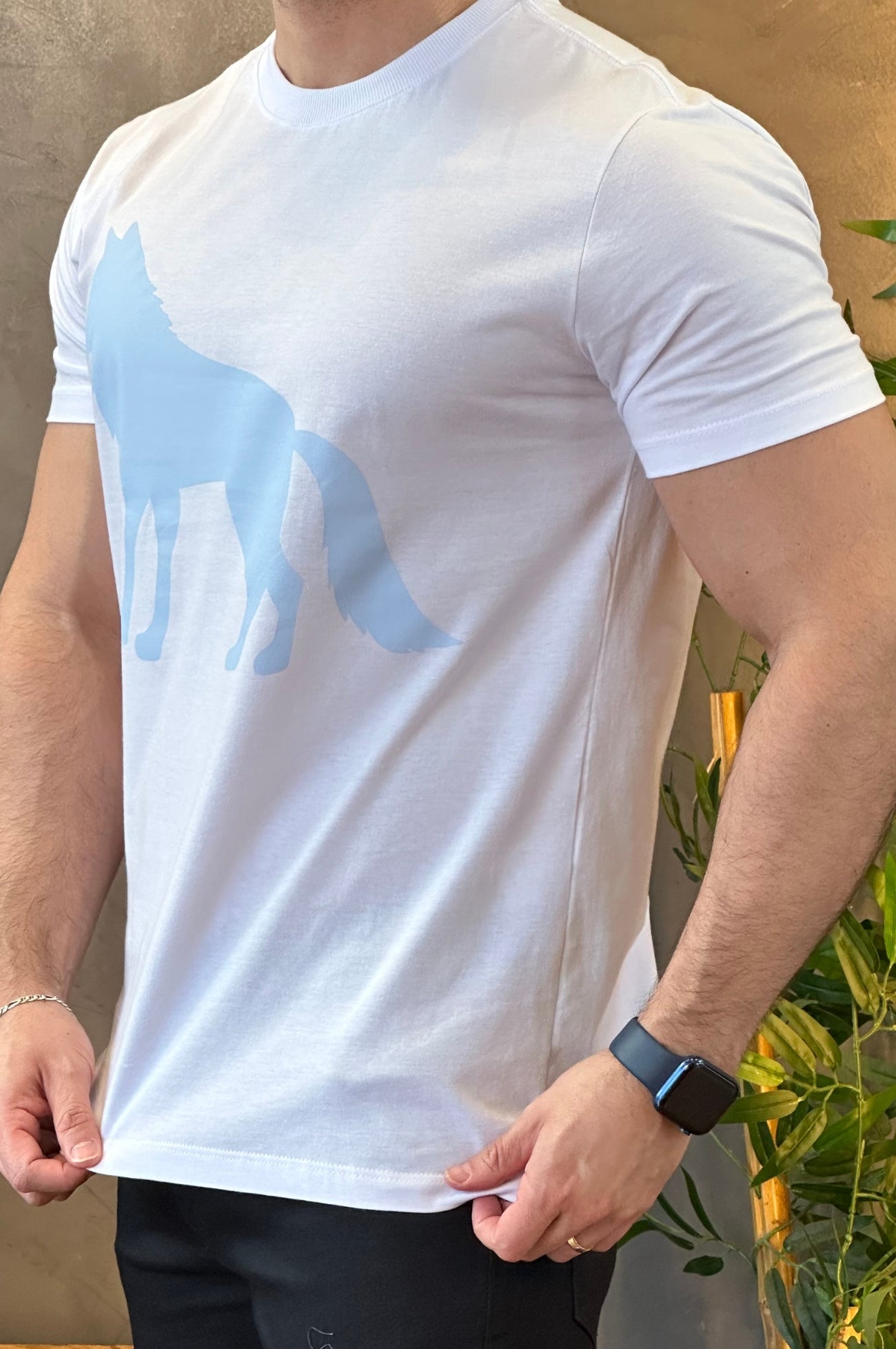 Camiseta Branca com Lobo Azul