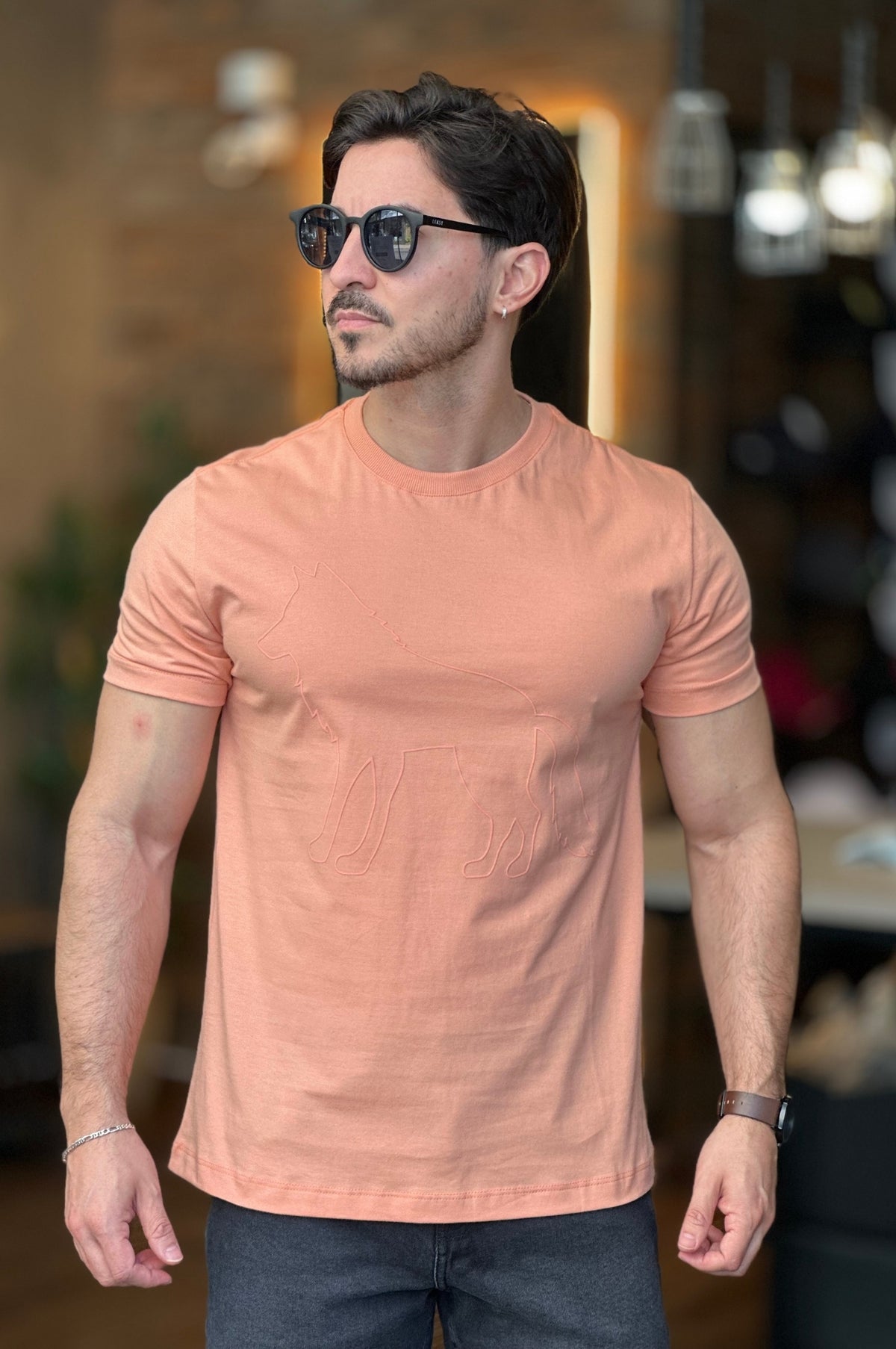 Camiseta laranja com lobo Acostamento