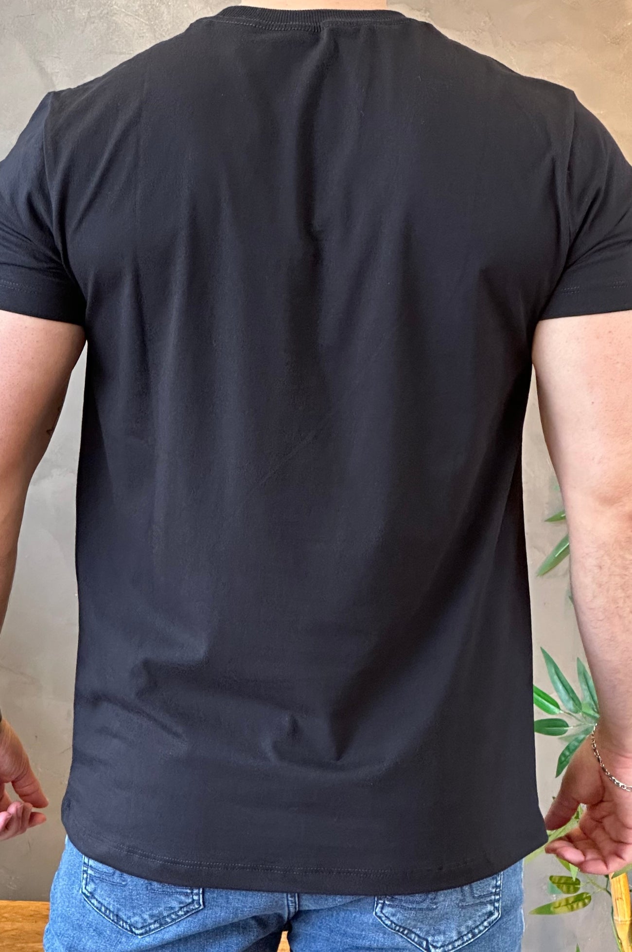 Camiseta Preta Logo e Detalhe Verde Acostamento