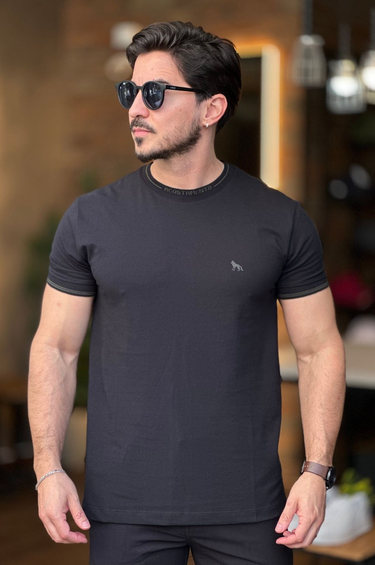 Camiseta Preta com Detalhe na Gola Acostamento