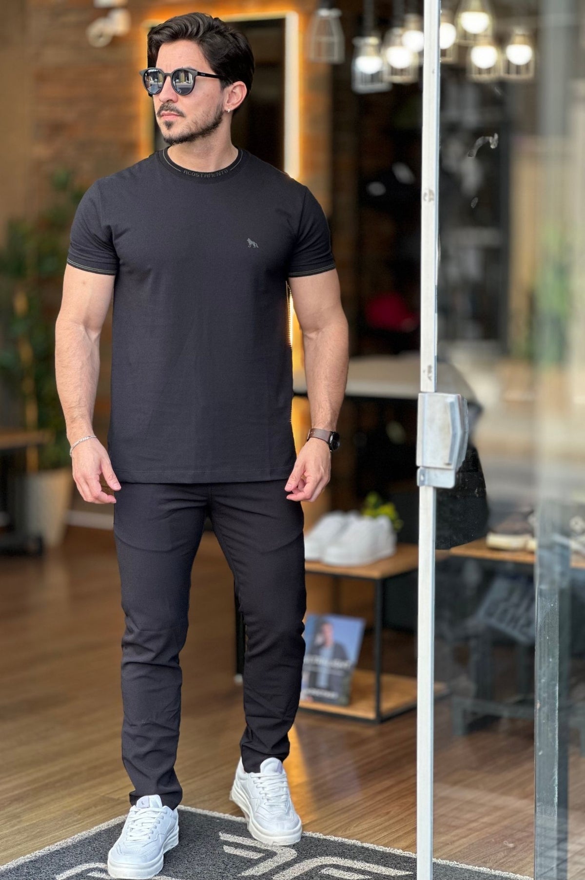 Camiseta Preta com Detalhe na Gola Acostamento