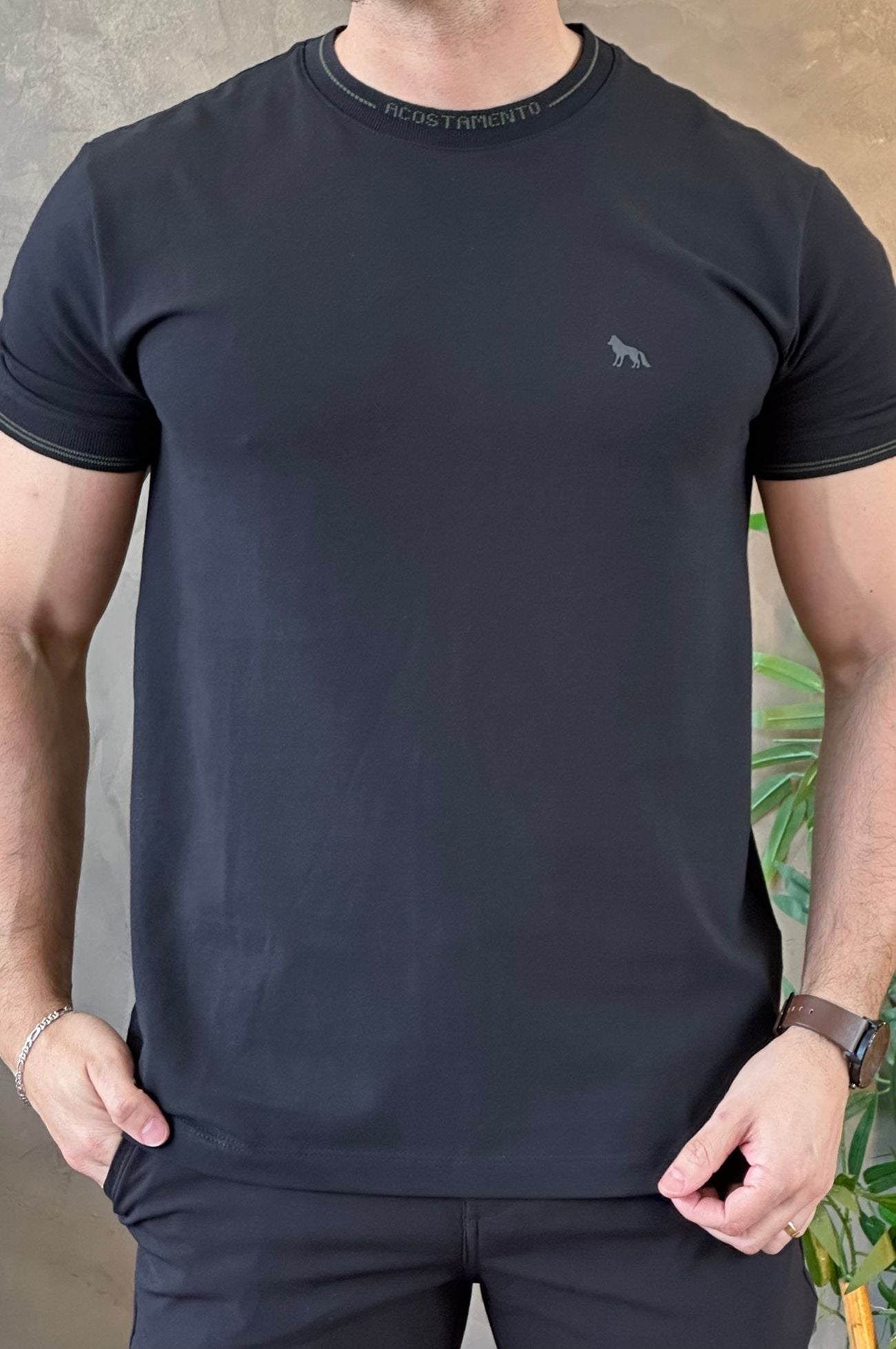 Camiseta Preta com Detalhe na Gola Acostamento