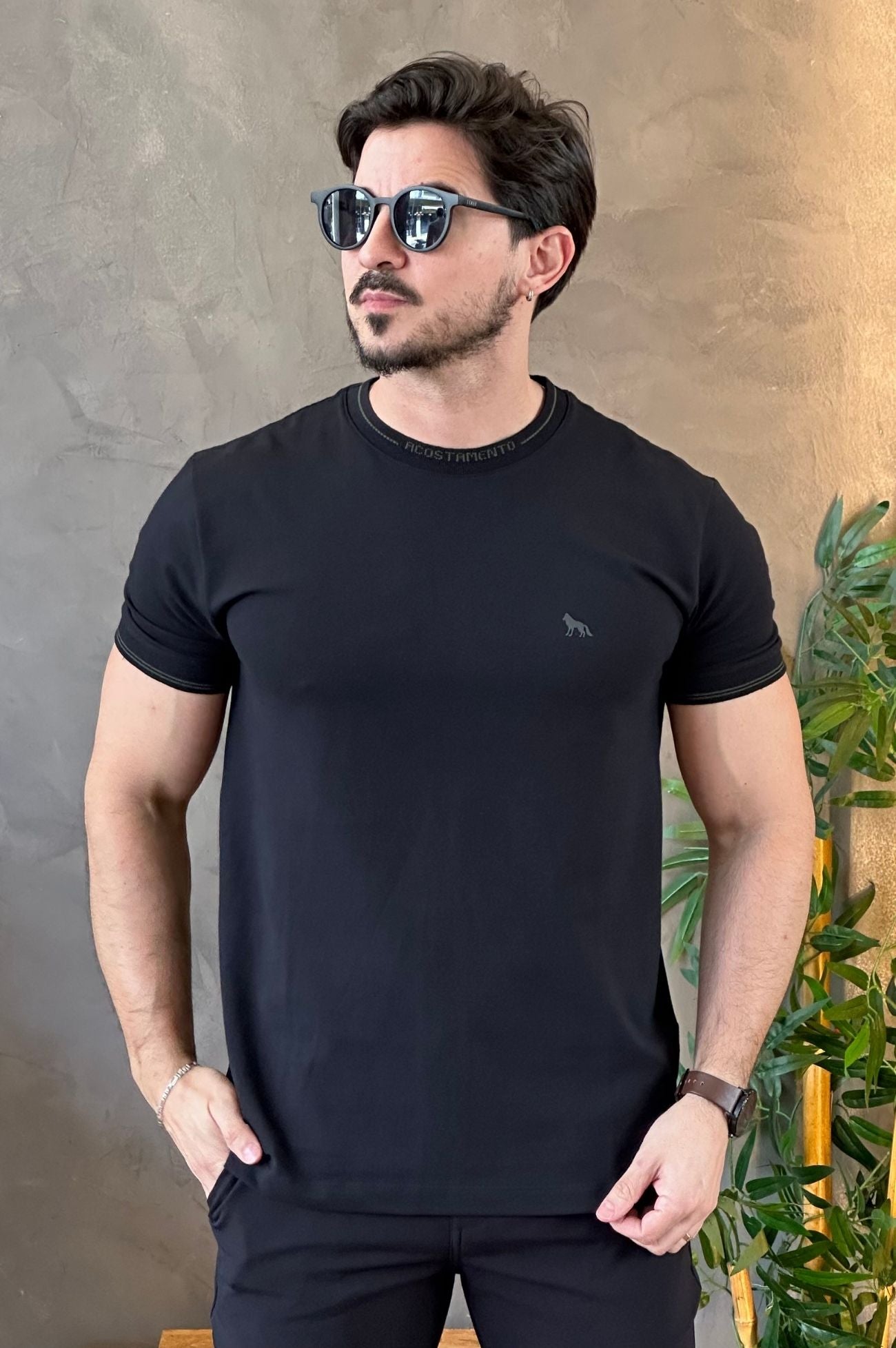 Camiseta Preta com Detalhe na Gola Acostamento