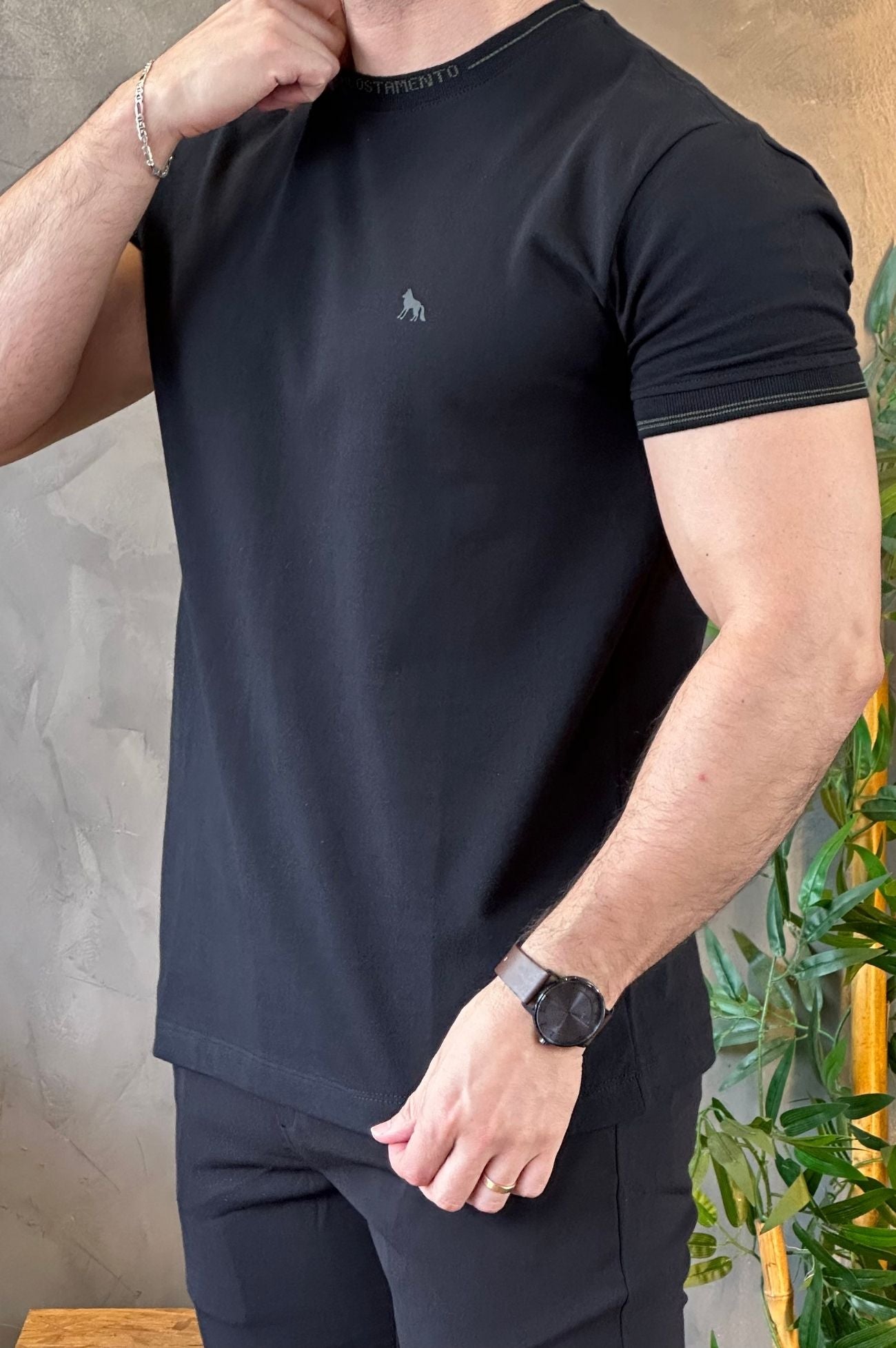 Camiseta Preta com Detalhe na Gola Acostamento