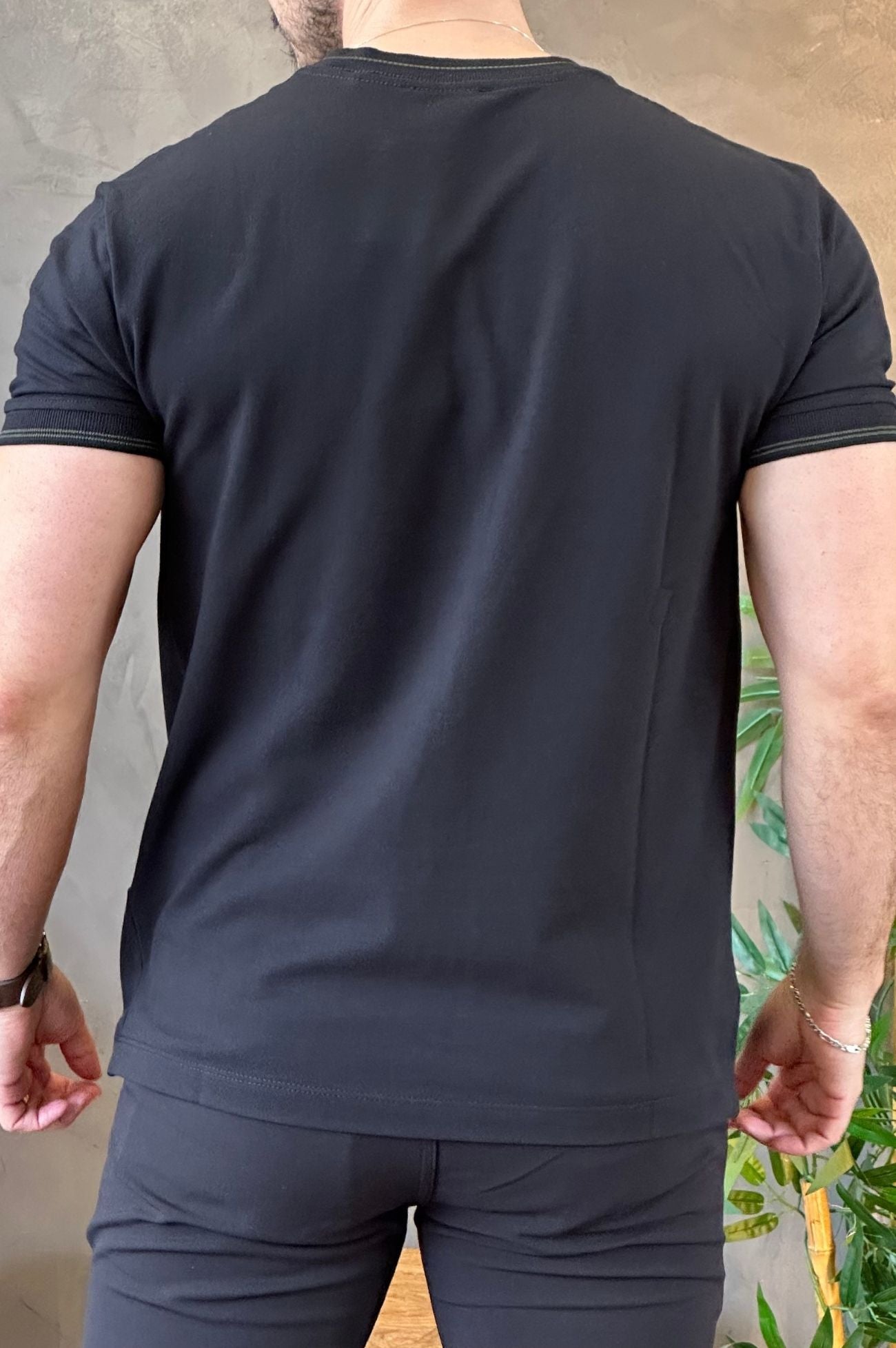 Camiseta Preta com Detalhe na Gola Acostamento