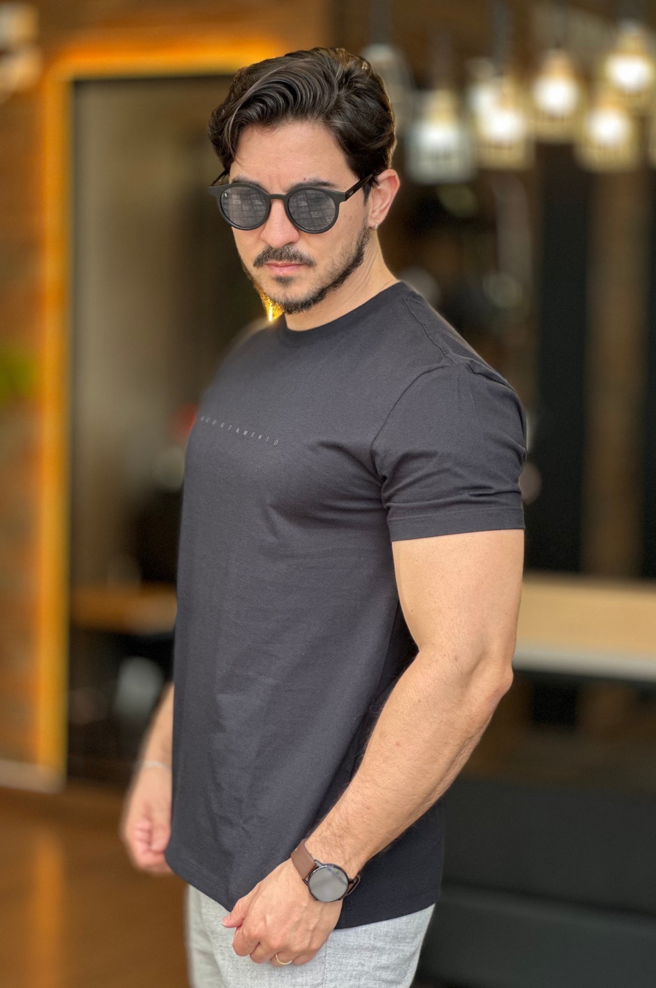Camiseta logo minimalista preta Acostamento