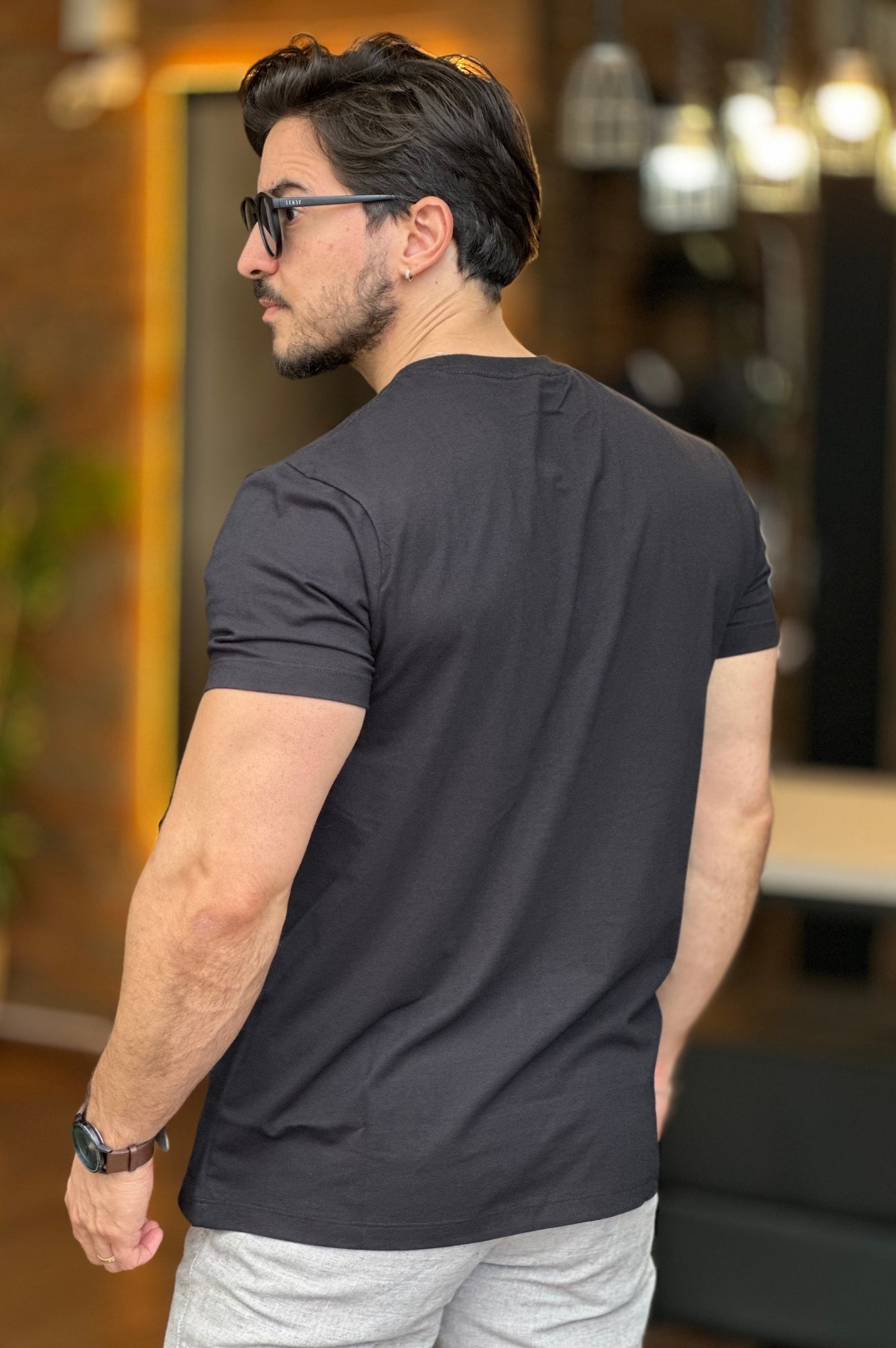Camiseta logo minimalista preta Acostamento