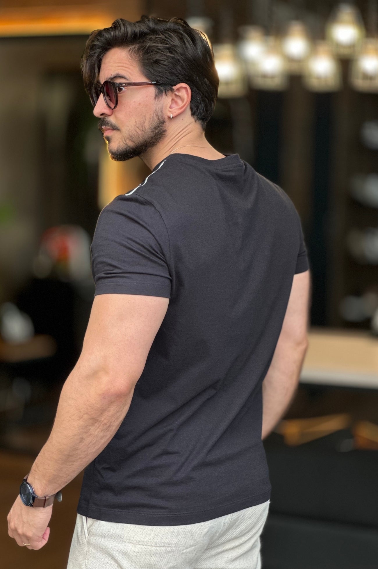 Camiseta Detalhe Ombro Preta Calvin Klein