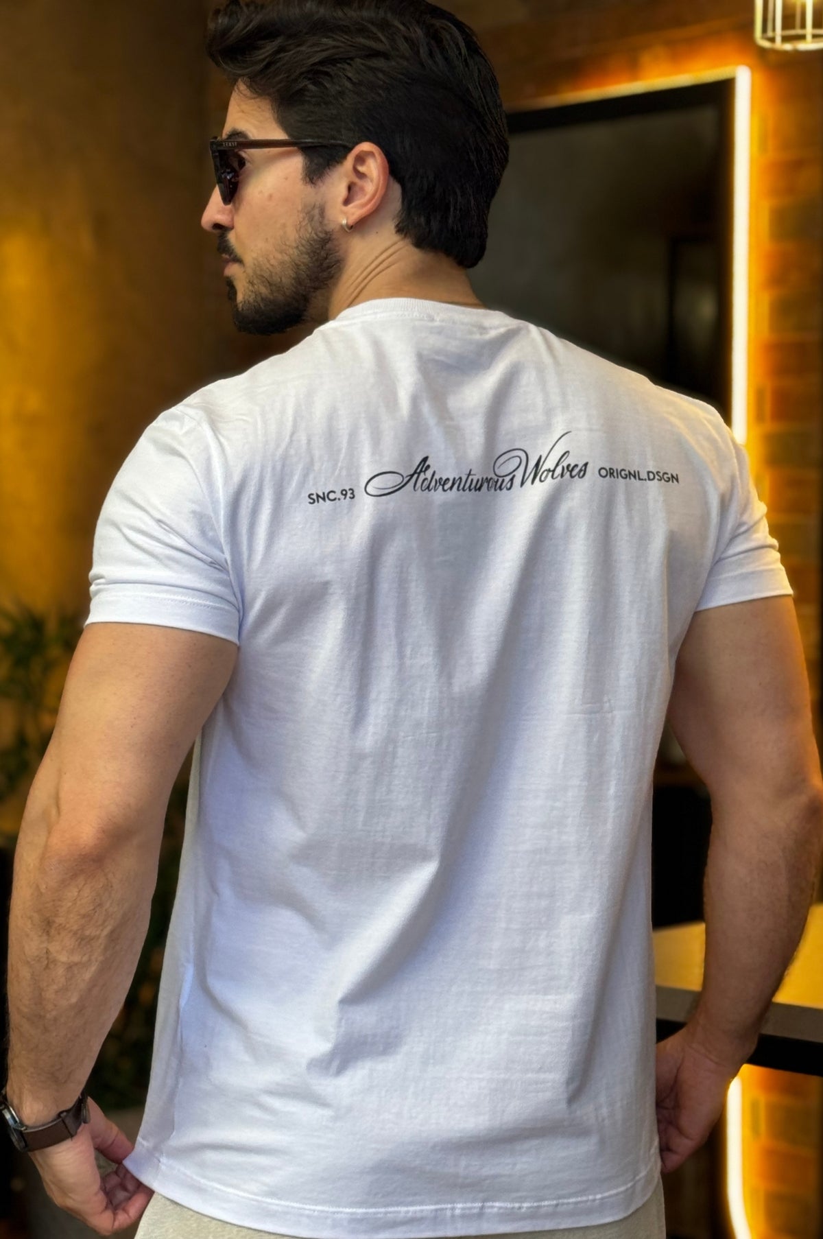 Camiseta Branca Detalhe Costas Acostamento