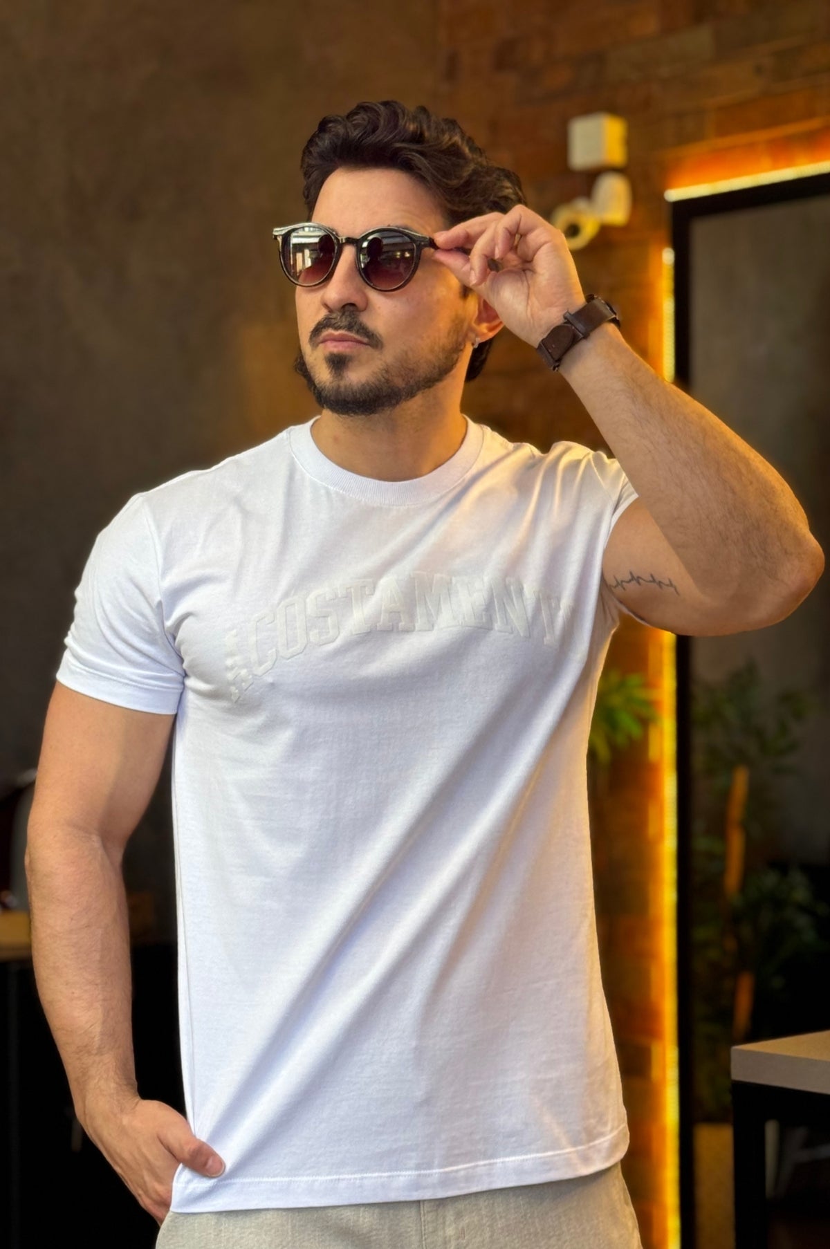 Camiseta Branca Detalhe Costas Acostamento