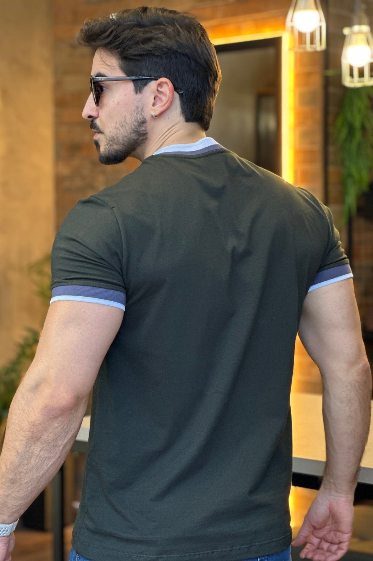Camiseta Detalhe Gola e Logo Bordada Acostamento