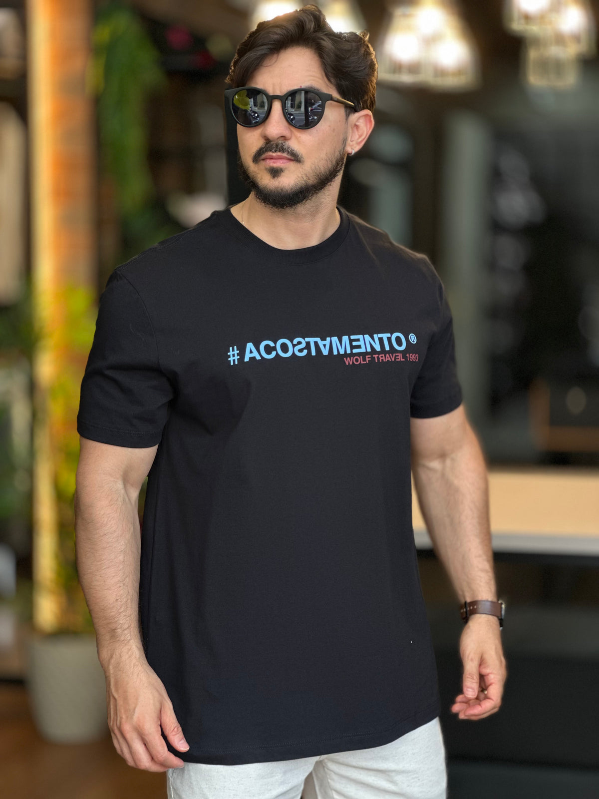 Camiseta preta detalhe azul Acostamento