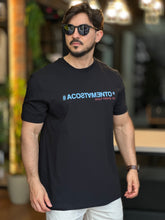 Camiseta preta detalhe azul Acostamento