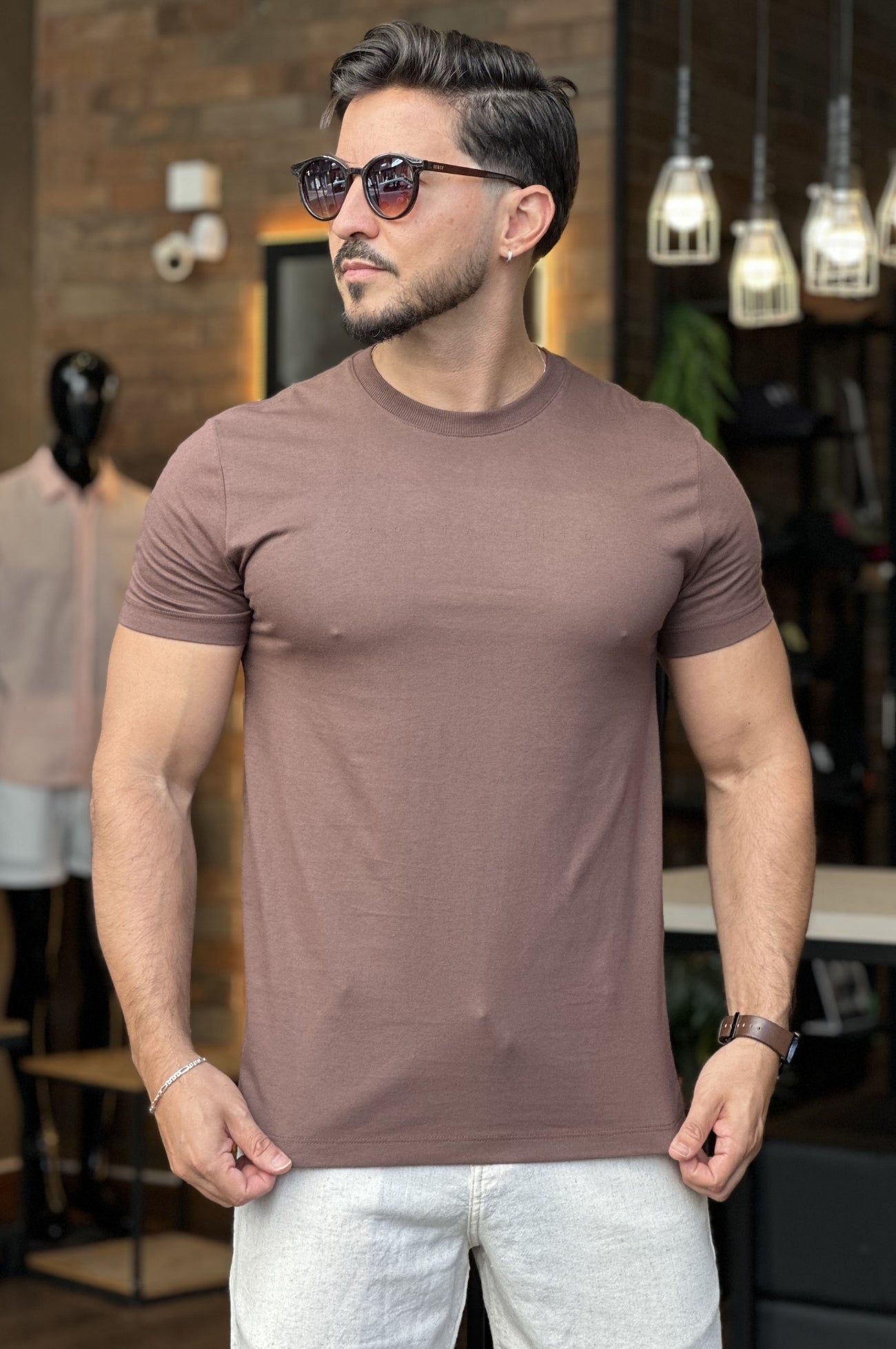 Camiseta Marrom Minimalista Acostamento