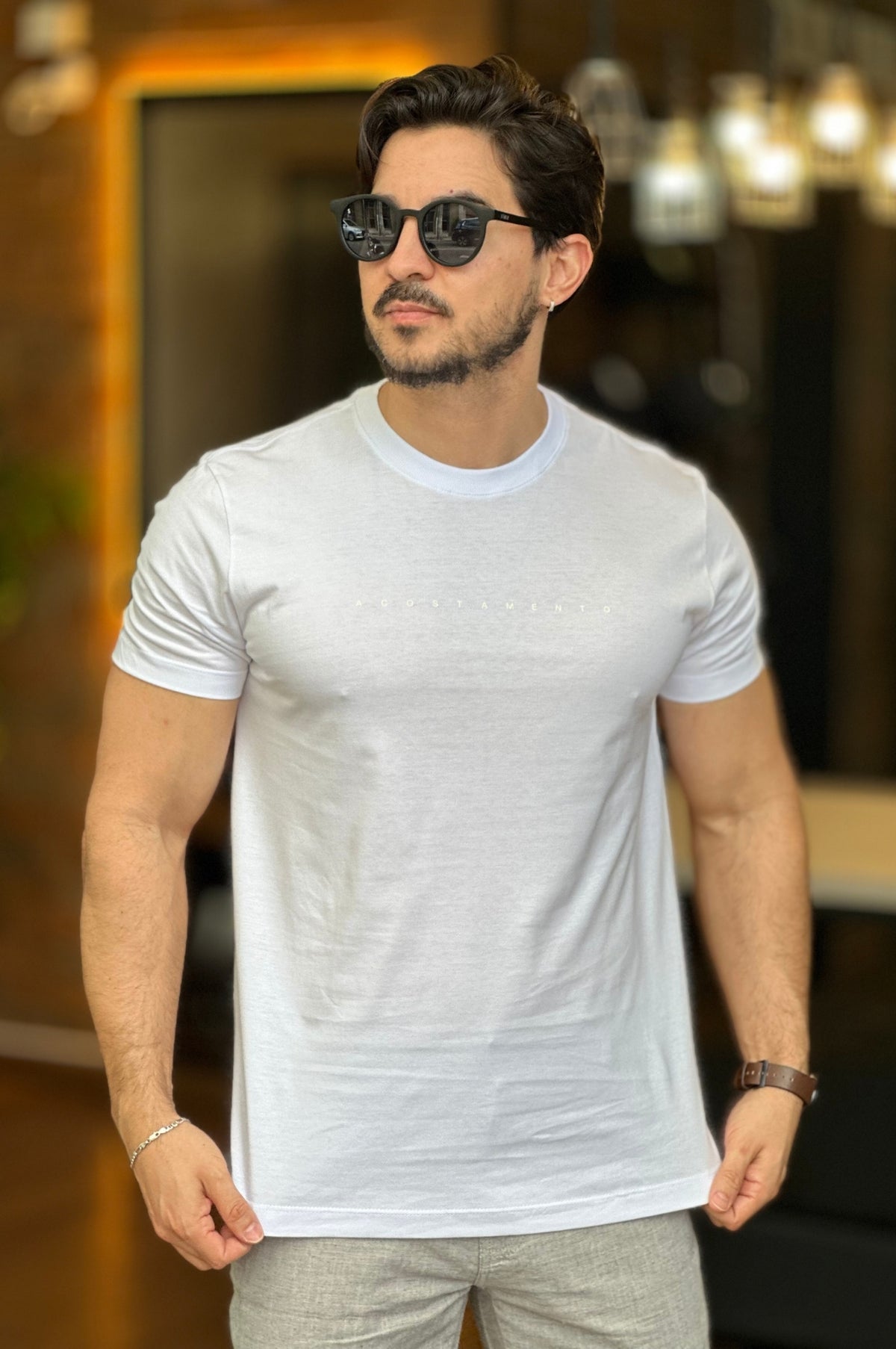 Camiseta logo minimalista branca Acostamento