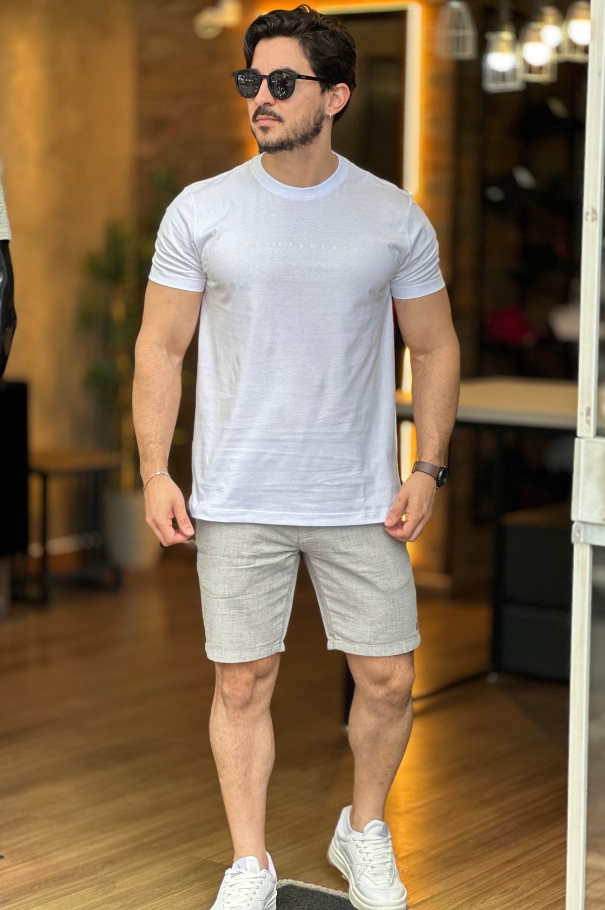 Camiseta logo minimalista branca Acostamento