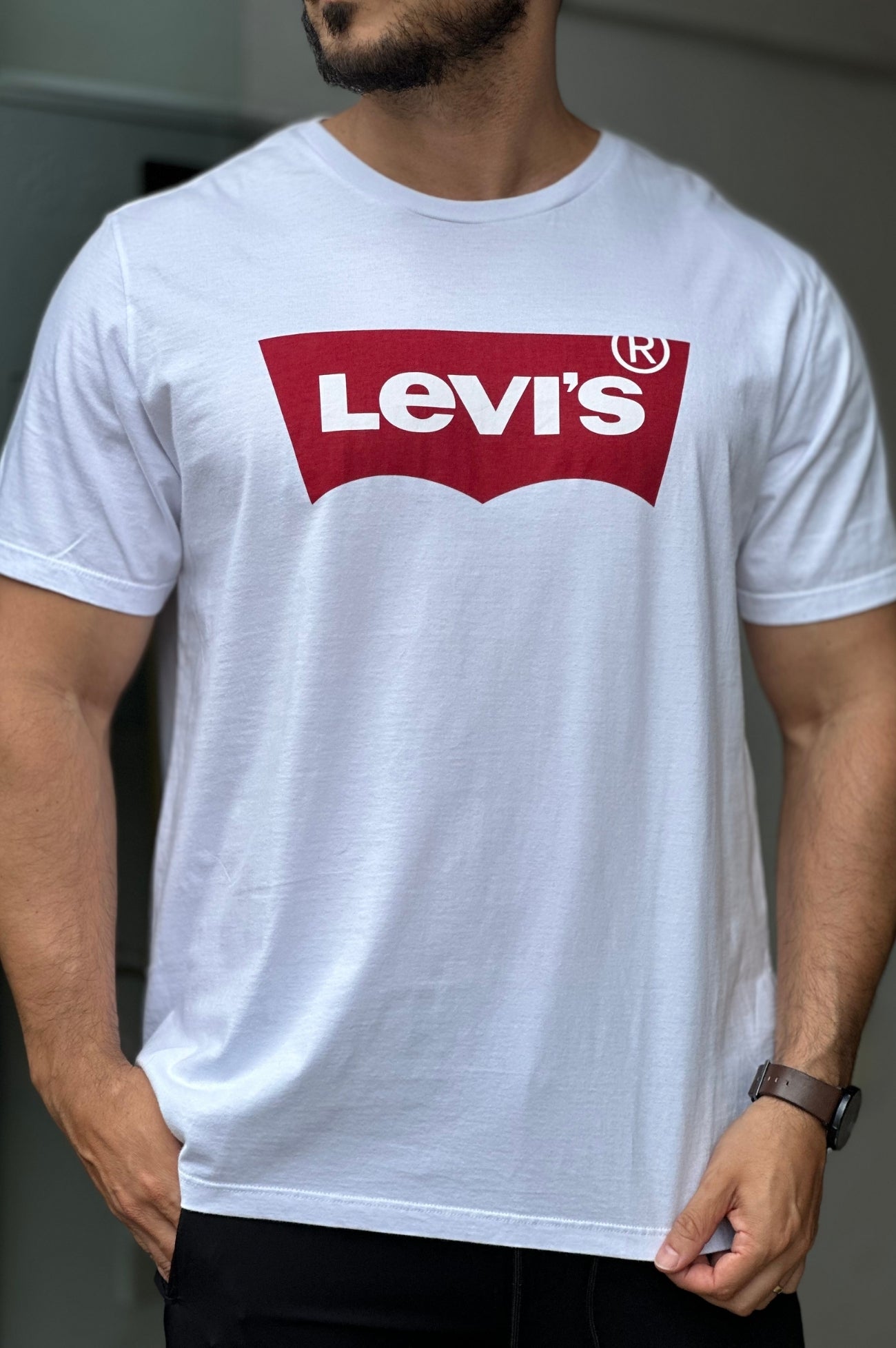 Camiseta Branca Levis Logo Vermelha