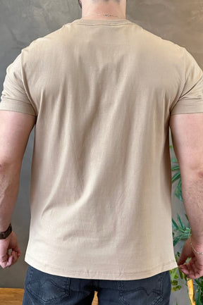 Camiseta Bege minimalista Acostamento