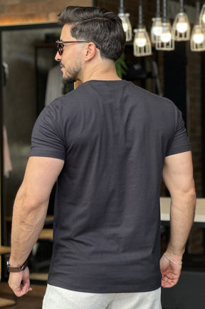 Camiseta Preta Minimalista Acostamento