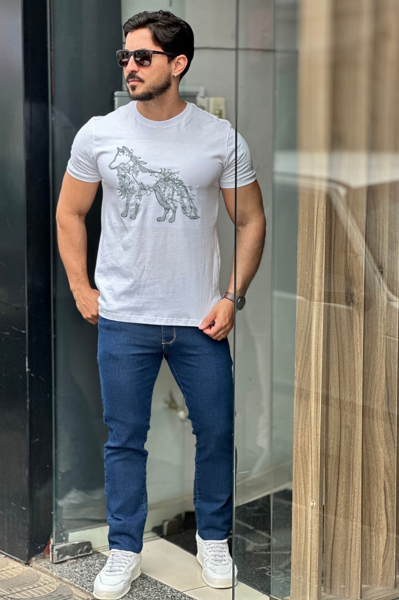 Camiseta Branca Lobo Bordado Acostamento