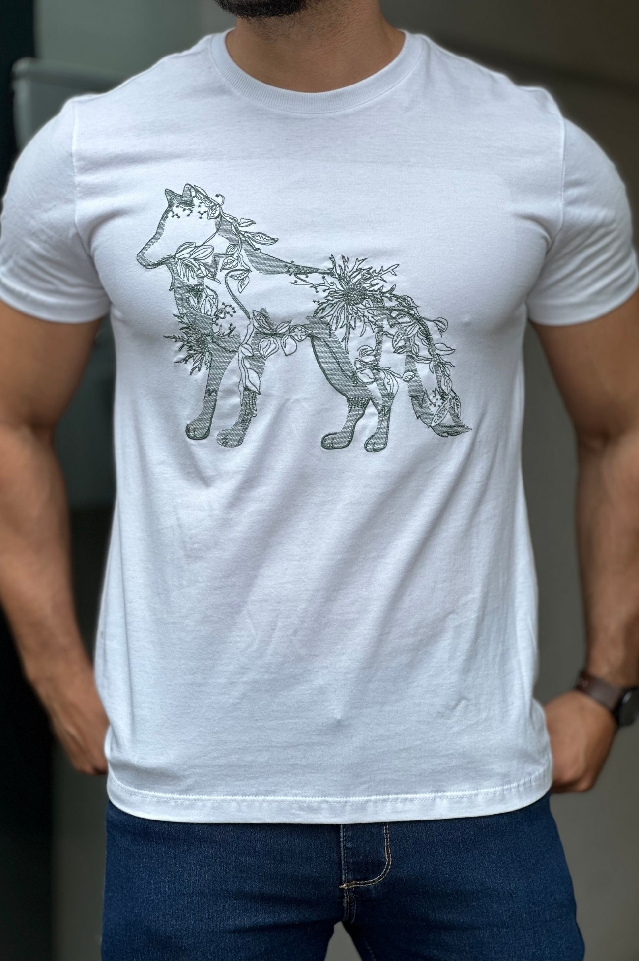 Camiseta Branca Lobo Bordado Acostamento