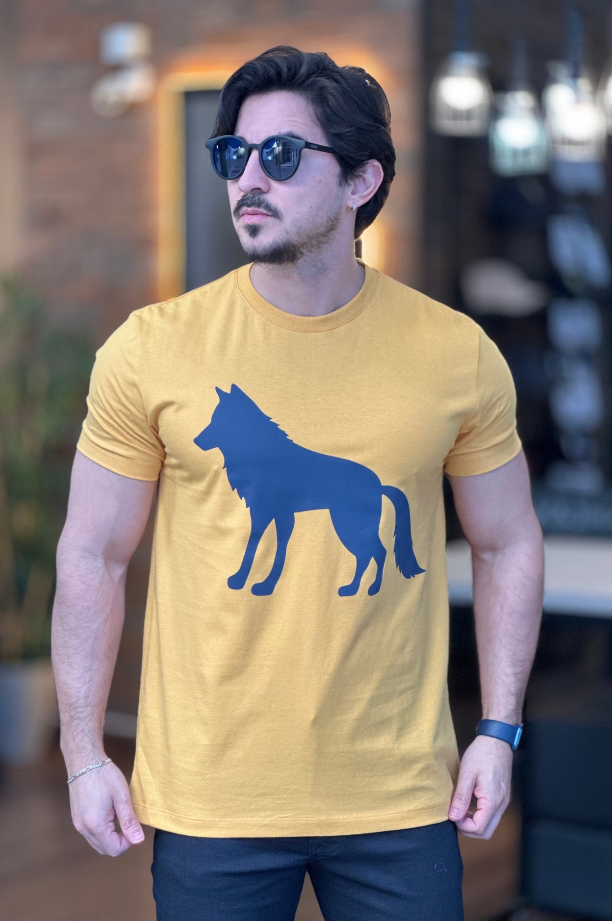 Camiseta Amarela com Lobo Azul