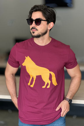 Camiseta Vinho com Lobo Amarelo Acostamento