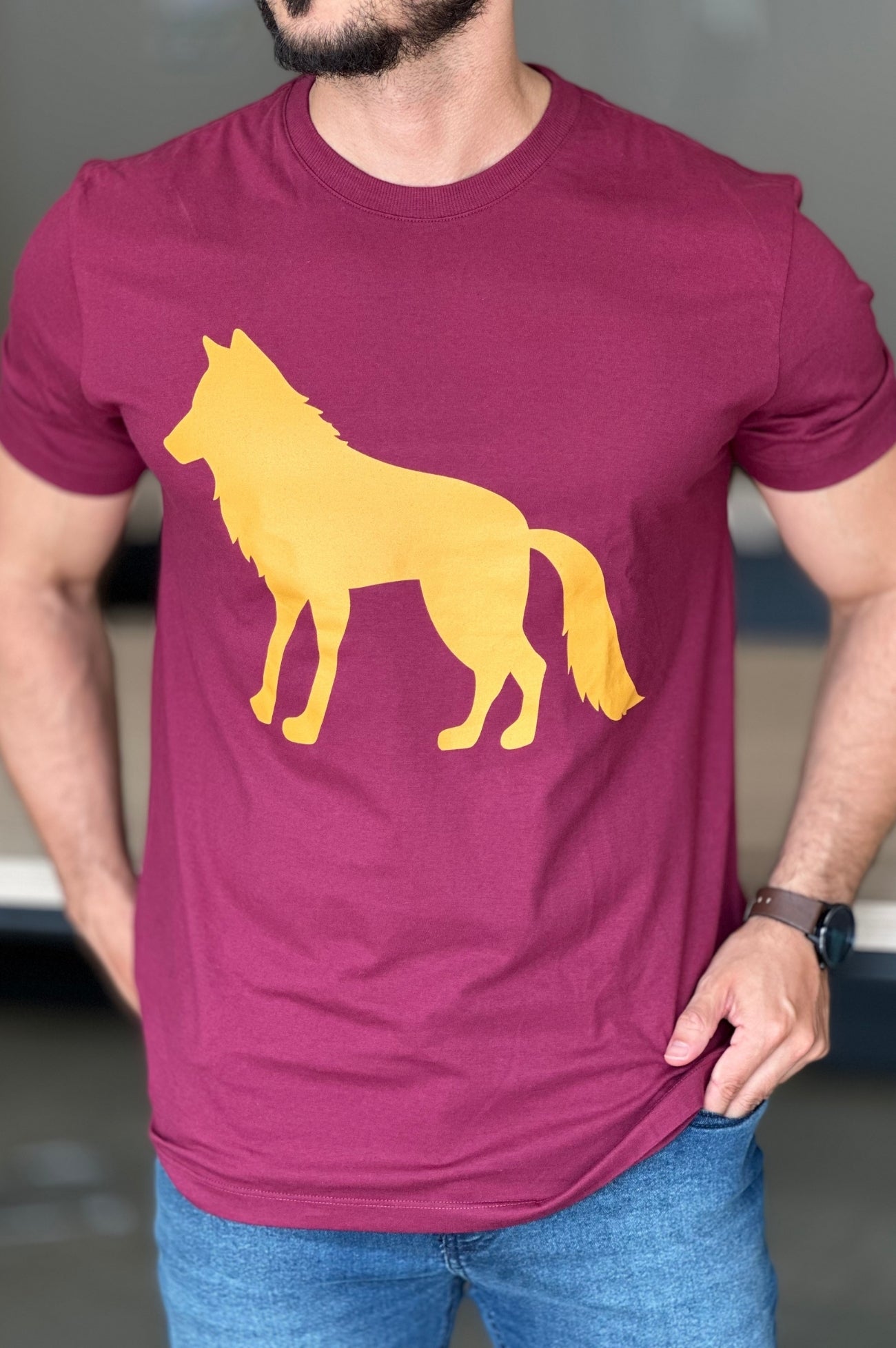 Camiseta Vinho com Lobo Amarelo Acostamento