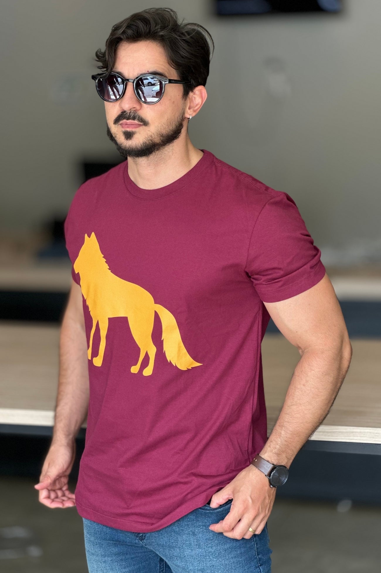 Camiseta Vinho com Lobo Amarelo Acostamento