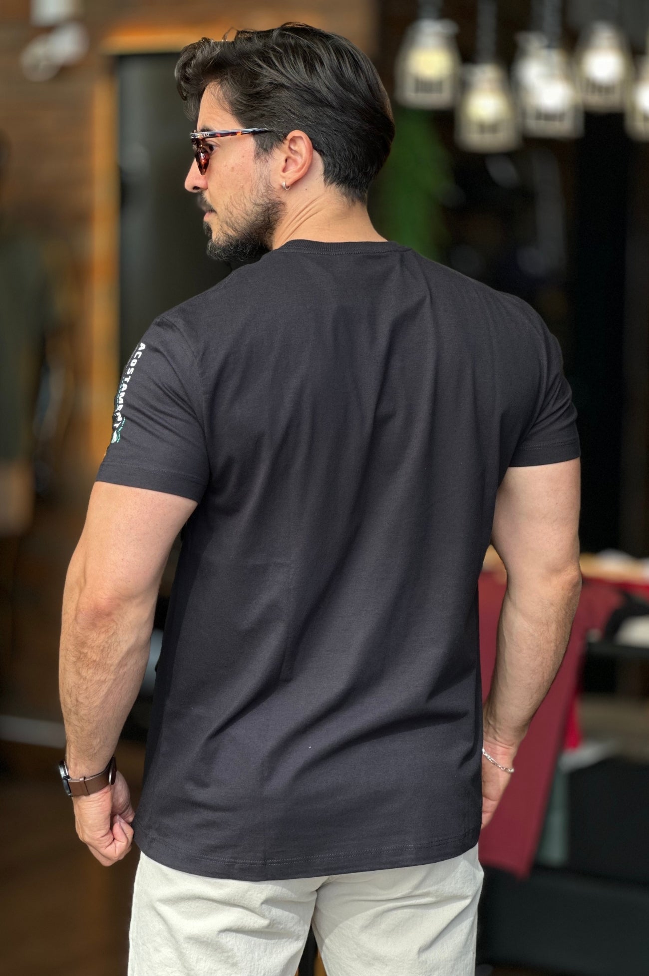 Camiseta Preta com Lobo UV Acostamento