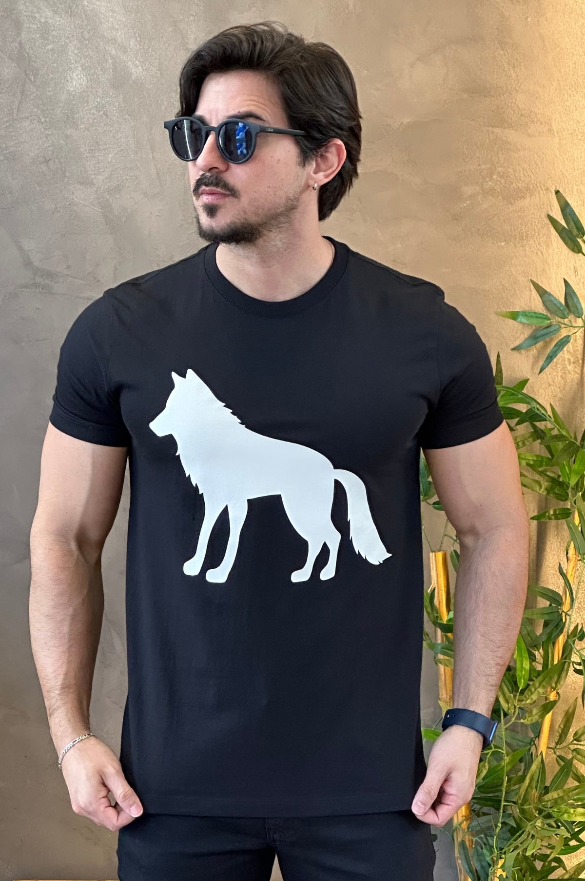 Camiseta Preta com Lobo Branco