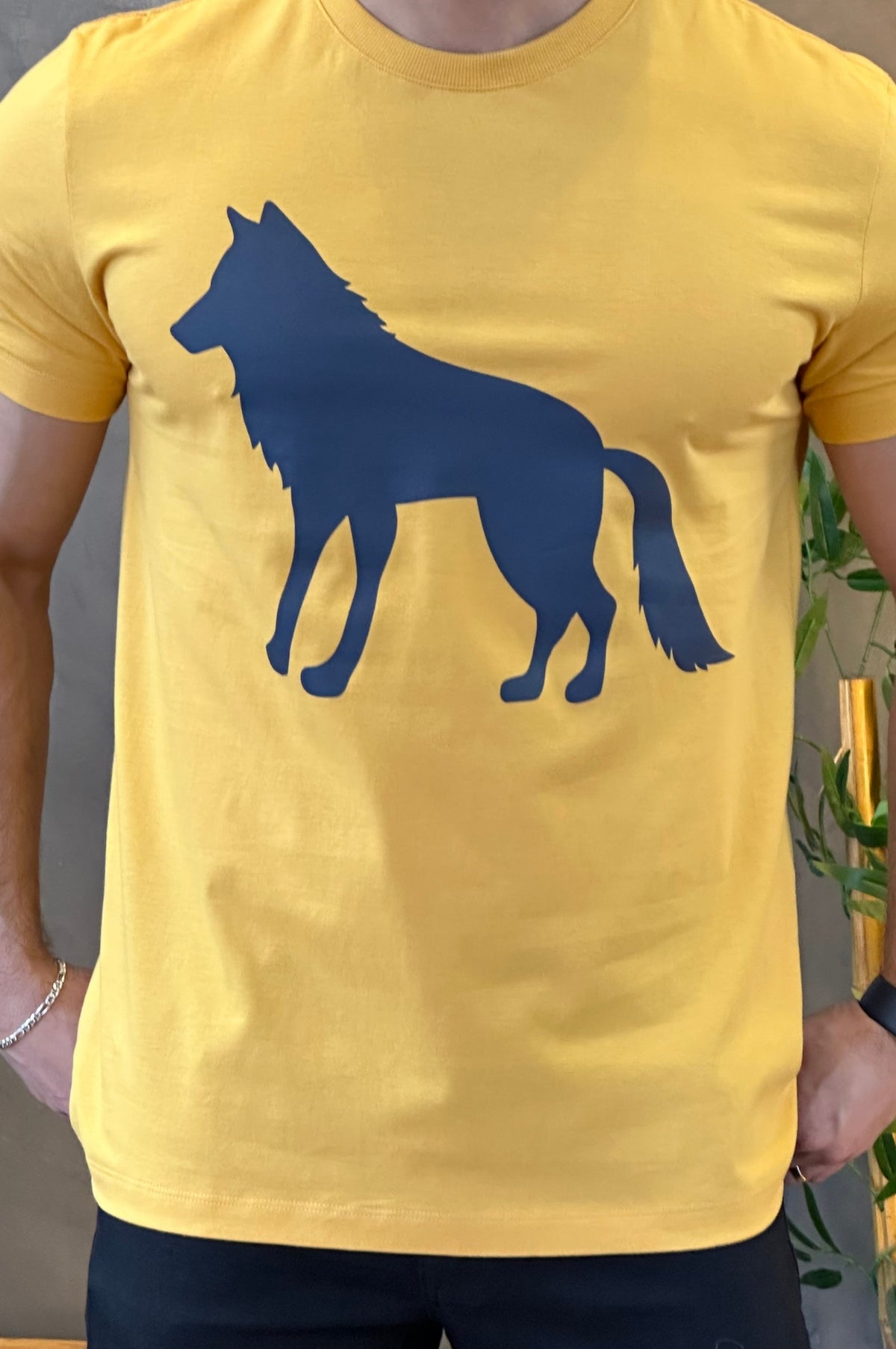 Camiseta Amarela com Lobo Azul