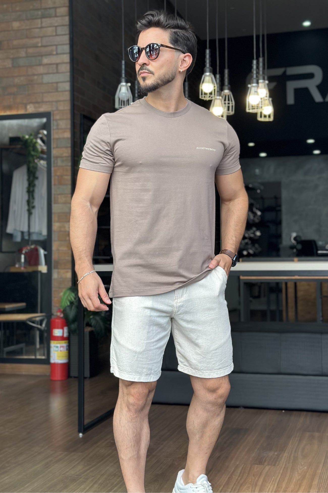 Camiseta Bege Detalhe nas Costas Acostamento