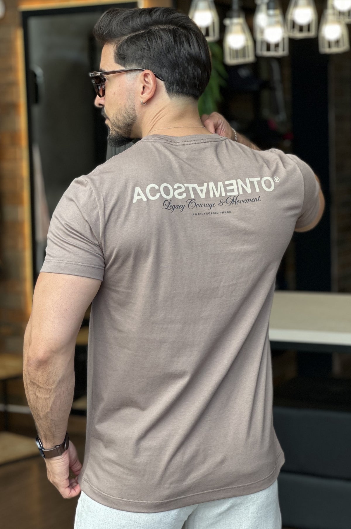 Camiseta Bege Detalhe nas Costas Acostamento