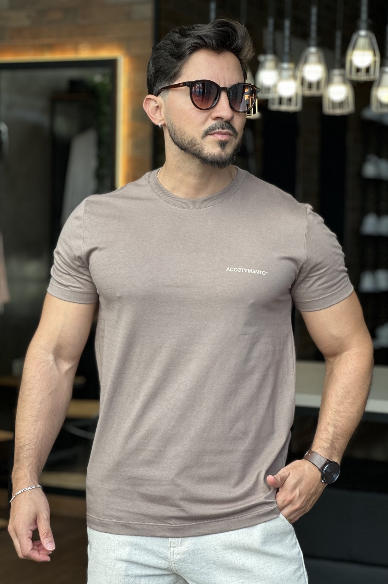 Camiseta Bege Detalhe nas Costas Acostamento