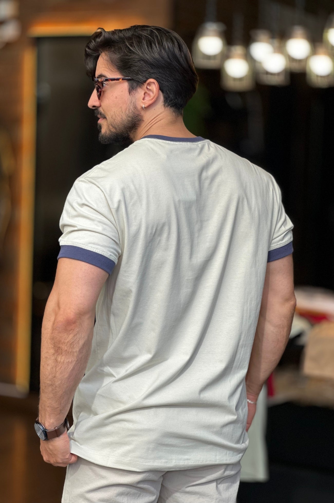 Camiseta Bege Detalhe Punho Acostamento