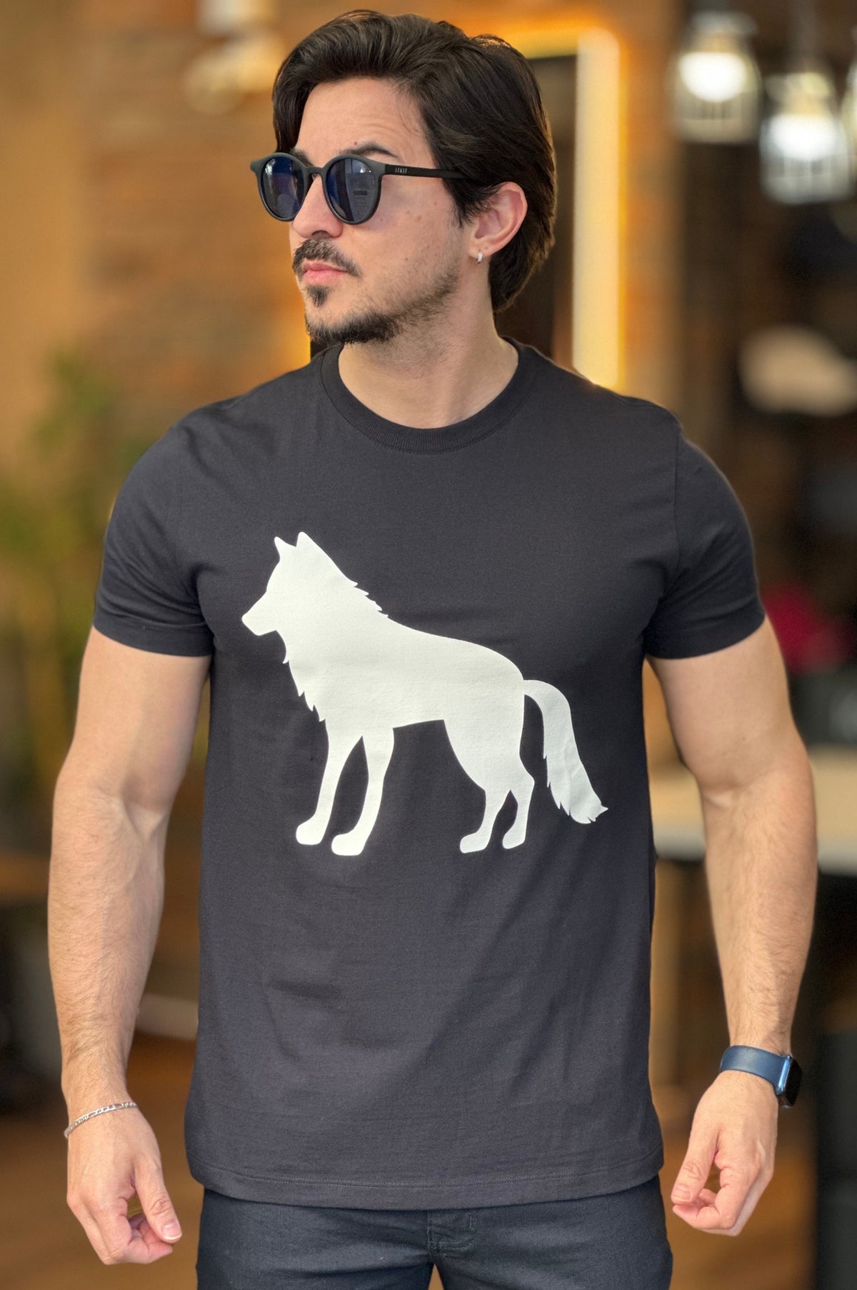 Camiseta Preta com Lobo Branco