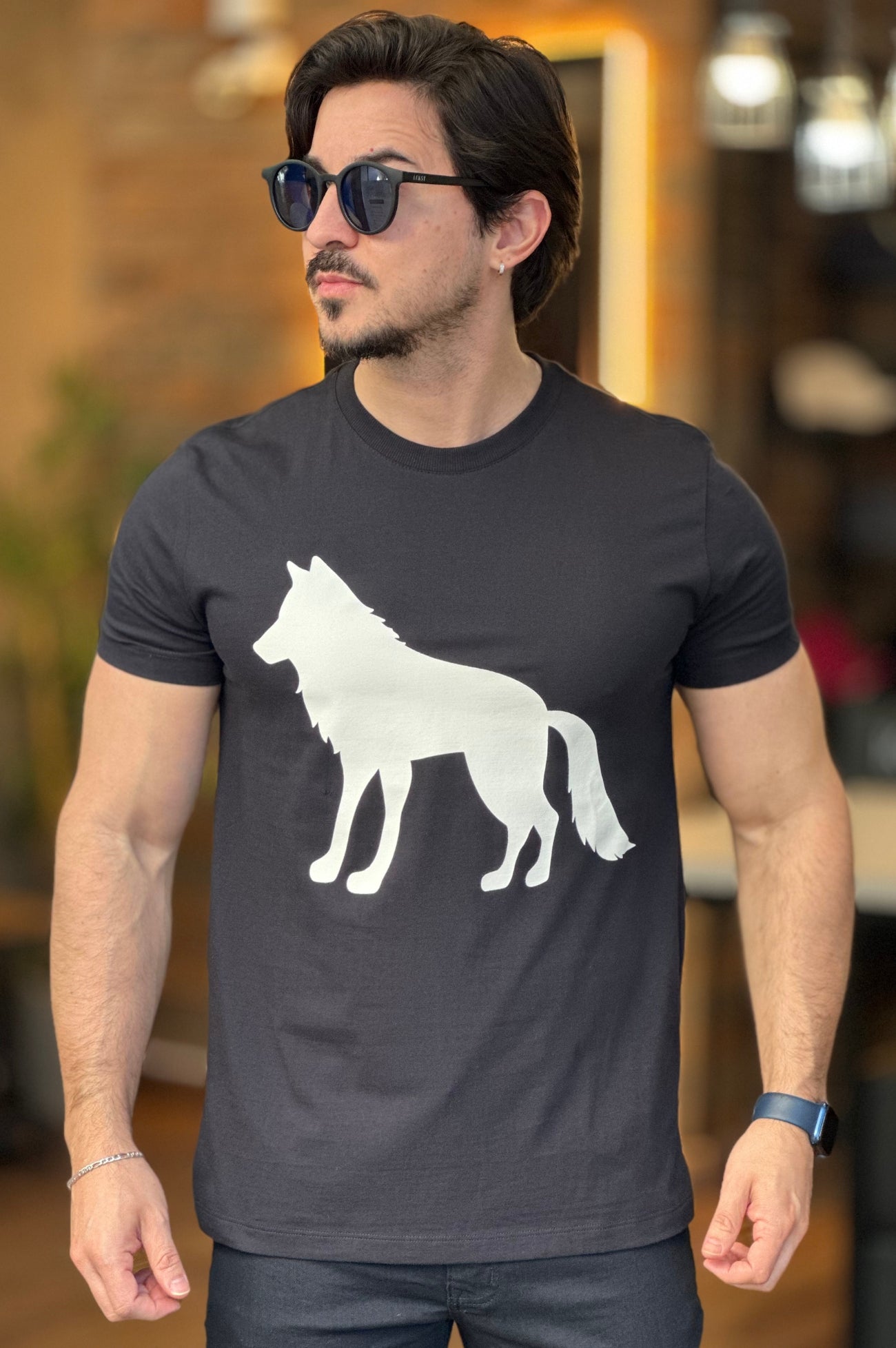 Camiseta Preta com Lobo Branco